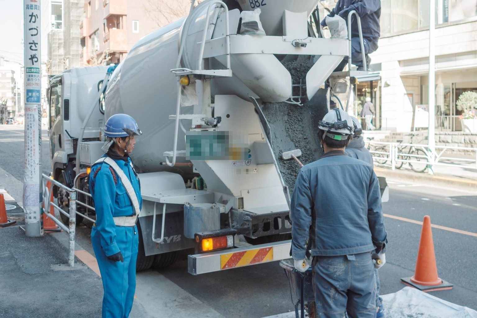 生コン車と作業員が施工する日本の土木現場