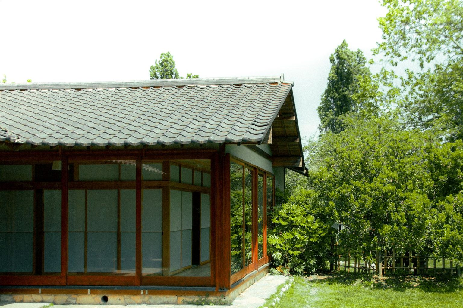 瓦屋根の日本家屋と整えられた庭の外まわり